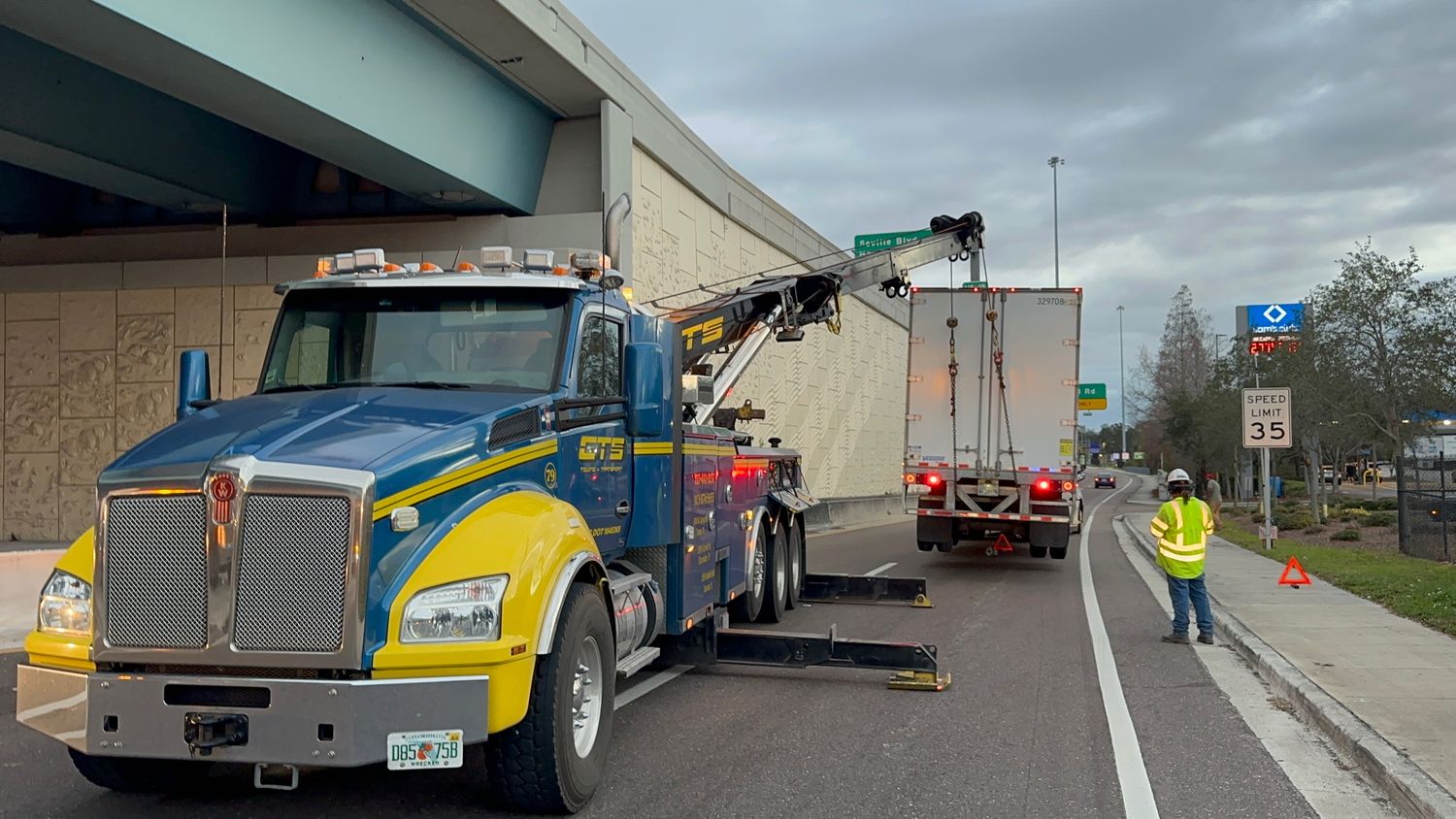 CTS wrecker on a roadside box-truck recovery